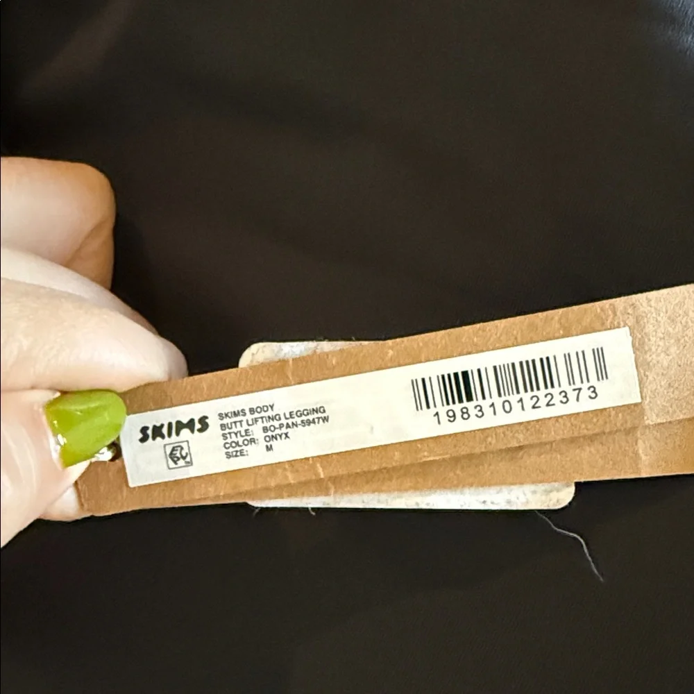SKIMS BUTT (B8) LIFTING NWT SIZE M LEGGINGS